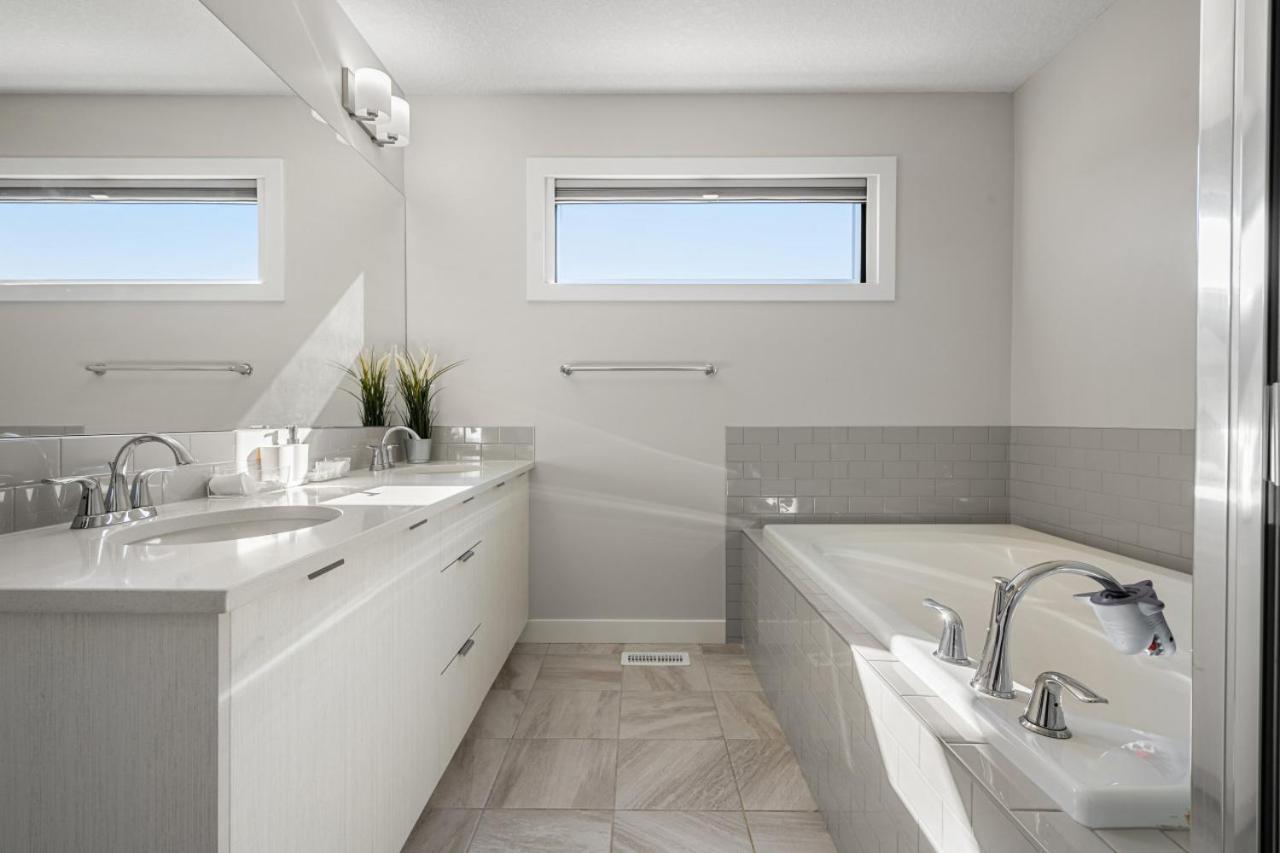 Luxury House In Sage, Sleeps 9, Free Banff Pass Holiday home Calgary